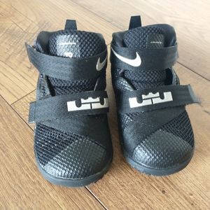 Nike LeBron soldier lx toddler shoe sz6